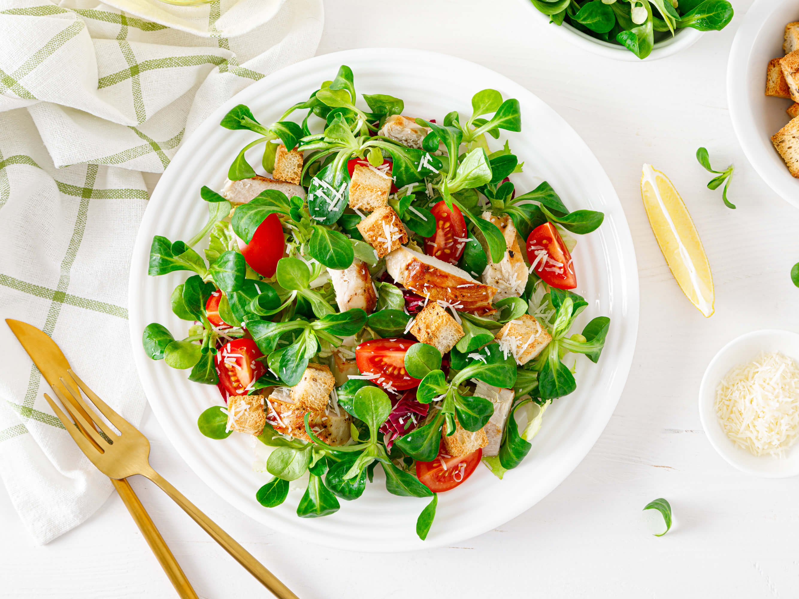 Salad with chicken strips